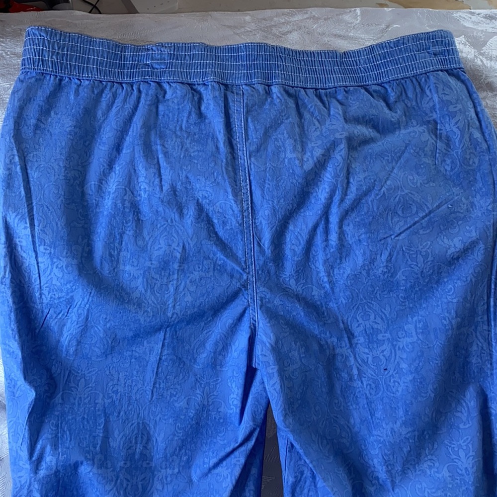 Lightweight patterned capris - Picture 7 of 8